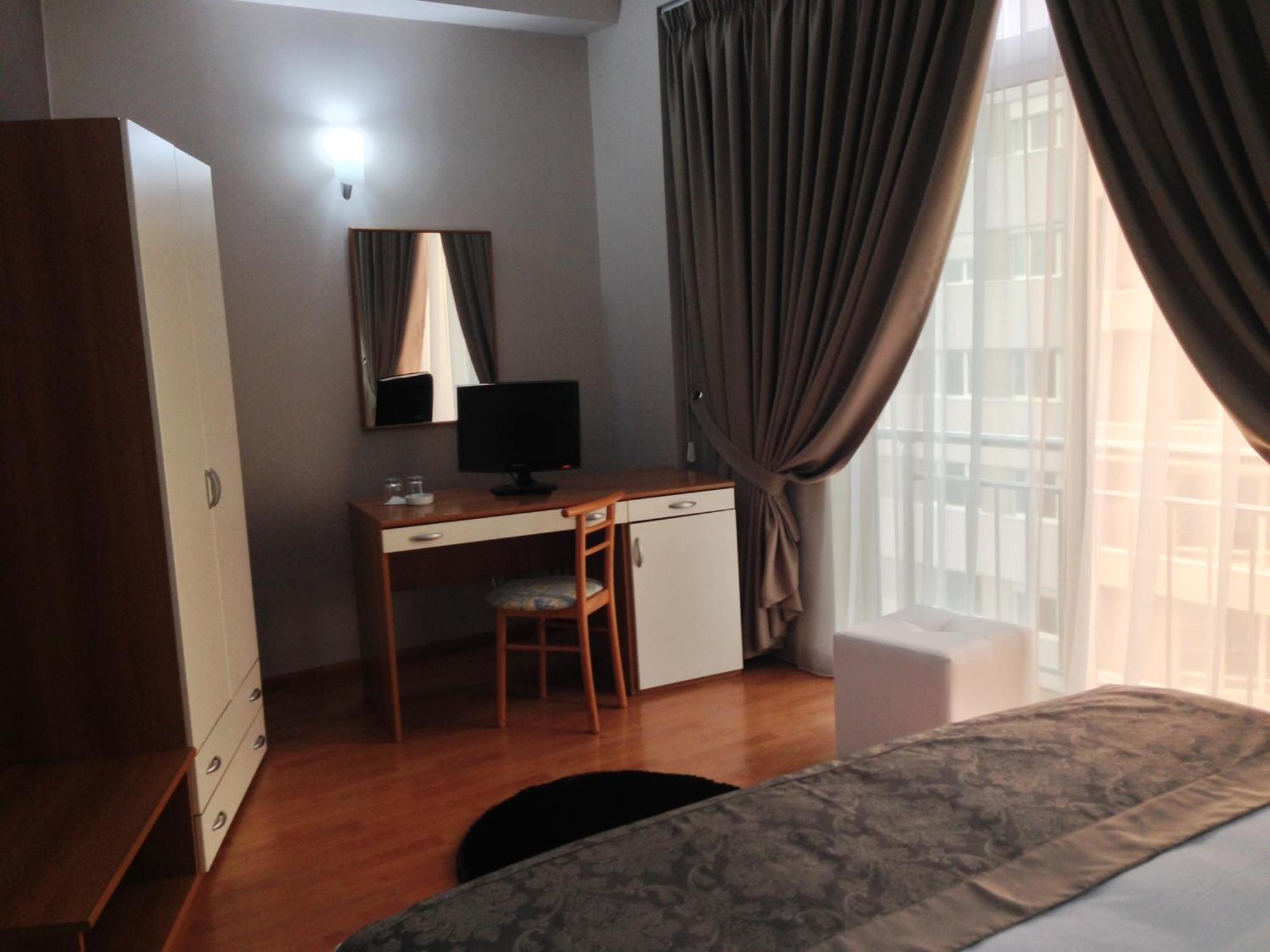 Hotel Arvi Durrës Habitación foto